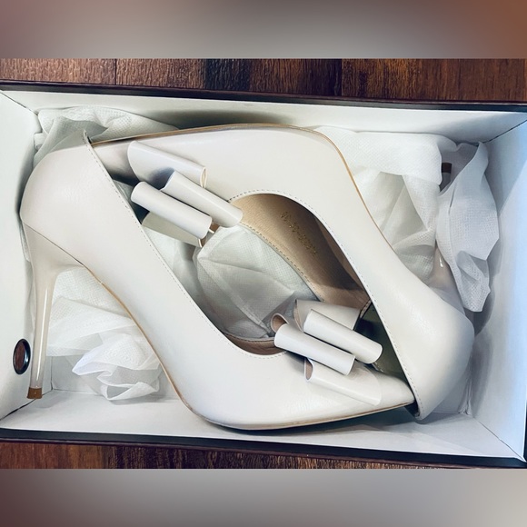 Big Tree dressy silver high heels, with adorable bow, barely worn - Picture 2 of 9